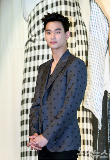 배우김수현이11일오후서울강남구역삼동더라움에서열린KBS2TV금토예능드라마'프로듀사'제작발표회에서포즈를취하고있다.윤성호기자