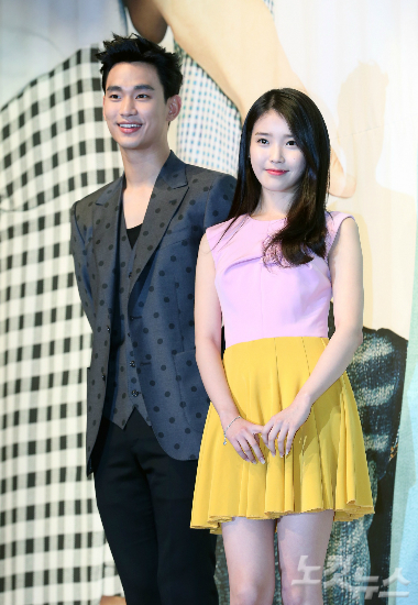 배우김수현과아이유가11일오후서울강남구역삼동더라움에서열린KBS2TV금토예능드라마'프로듀사'제작발표회에서포즈를취하고있다.윤성호기자