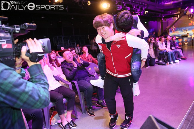 선수단에 제대로 된 동기부여를 해준 스베누 황효진 대표에게 감사하는 마음을 세리머니로 표현한 김명식.