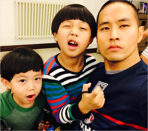 유승준씨와두아들.(신현원프로덕션제공)