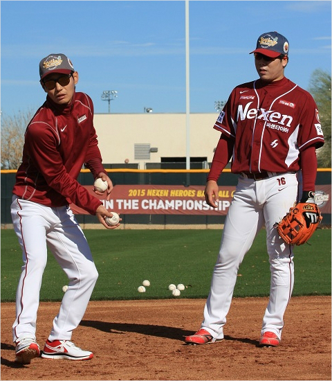 '정호야,너없어도되겠다'올해미국스프링캠프에서염경엽감독(왼쪽)이피츠버그로진출한강정호에게수비지도를하는모습.(자료사진=넥센)