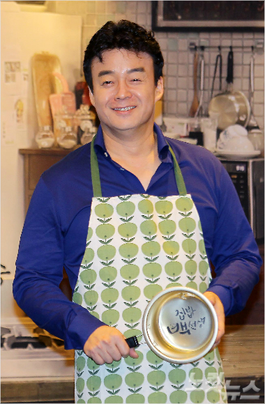 백종원요리연구가가12일서울강남구호텔리츠칼튼서울금강룸에서열린tvN예능프로그램'집밥백선생'제작발표회에서포즈를취하고있다.(사진=박종민기자)
