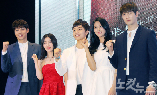 12일오후서울여의도글래드호텔에서열린KBS2TV금요미니시리즈'오렌지마말레이드'제작발표회에서배우들이포즈를취하고있다.'오렌지마말레이드'는뱀파이어와인간의사랑이야기다.왼쪽부터배우송종호,길은혜,여진구,설현,이종현.박종민기자