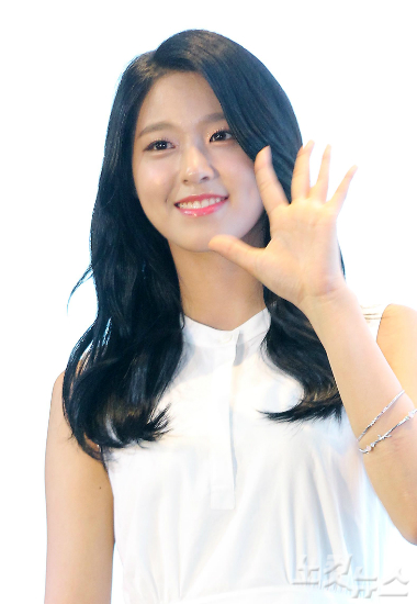 그룹AOA의멤버겸배우설현이12일오후서울여의도글래드호텔에서열린KBS2TV금요미니시리즈'오렌지마말레이드'제작발표회에서포즈를취하고있다.'오렌지마말레이드'는뱀파이어와인간의사랑이야기다.박종민기자