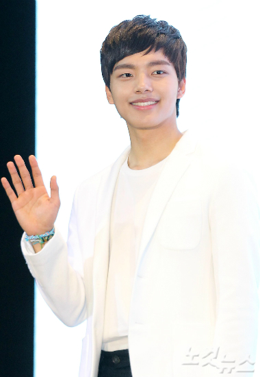 배우여진구가12일오후서울여의도글래드호텔에서열린KBS2TV금요미니시리즈'오렌지마말레이드'제작발표회에서포즈를취하고있다.'오렌지마말레이드'는뱀파이어와인간의사랑이야기다.박종민기자