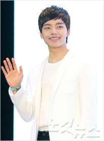 배우여진구가12일오후서울여의도글래드호텔에서열린KBS2TV금요미니시리즈'오렌지마말레이드'제작발표회에서포즈를취하고있다.'오렌지마말레이드'는뱀파이어와인간의사랑이야기다.박종민기자