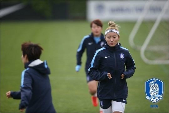 주장조소현(가운데)과미드필더전가을,공격수유영아등1988년생선수들은12년만의월드컵출전에서사상첫16강에도전하는'윤덕여호'의핵심이다.(자료사진=대한축구협회)