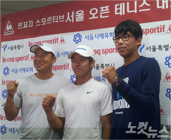 '정현,덕희야나를뛰어넘어라'한국테니스의전설이형택과차세대주자이덕희,정현(왼쪽부터)이13일ATP투어르꼬끄서울오픈챌린저대회기자회견에서선전을다짐하고있다.(사진=임종률기자)