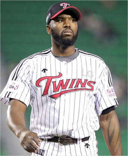 '볼넷,고맙다'LG헨리소사가13일NC와경기에서이닝을마치고당당하게마운드를내려가는모습.(잠실=LG트윈스)