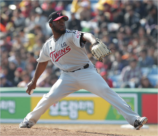 '오로지스트라이크다'LG소사는올시즌상승세의비결로줄어든볼넷수치를꼽았다.(자료사진=LG)