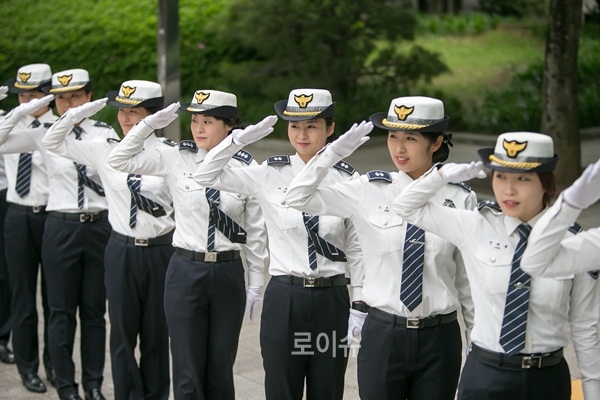 ▲여경들이출근길시민들에게거수경례를하고있다.(사진제공=부산경찰청)