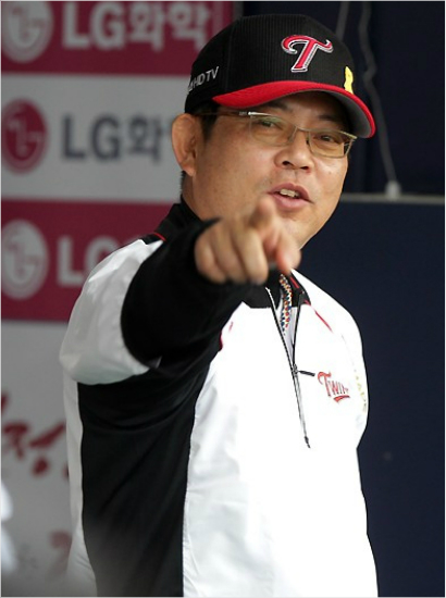 '이제1년지났어요'LG는양상문감독의취임1주년을맞은13일NC전에서의미있는승리를거두며반전의계기를마련했다.사진은지난해5월13일롯데전때양감독의모습.(자료사진=LG)