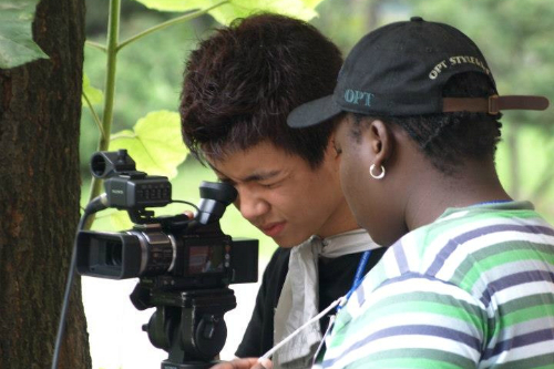 지난2010년열린제12회서울국제청소년영화제캠프에참여한청소년들이카메라를들여다보고있다.(사진=서울국제청소년영화제제공)