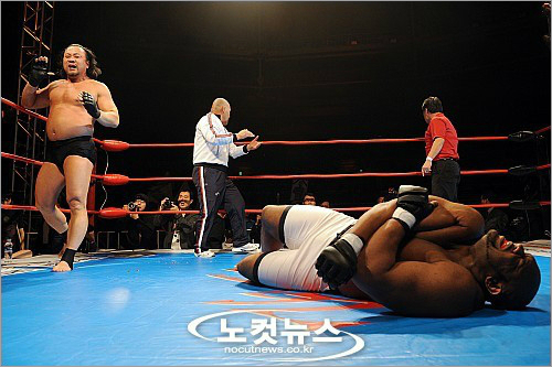 고(故)김일추모기념대회'제3회포에버히어로'에서밥샙을제압한이왕표가포효하고있다.자료사진