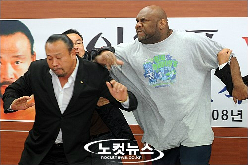 지난2008년열린고(故)김일추모기념대회'제3회포에버히어로'기자간담회에서일촉즉발의상황을연출한이왕표와밥샙.자료사진
