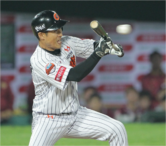 "이것이베테랑의번트."베테랑임재철이버티는법은간단하다.매경기를결승처럼뛰면서후배들과경쟁하고있다.(자료사진=롯데자이언츠)