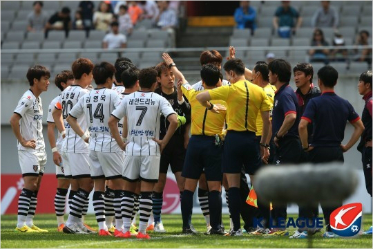 전남은서울과'현대오일뱅크K리그클래식'11라운드원정경기에서전반13분만에터진에벨톤의선제골이골라인을넘지않았다고강력하게주장했다.주심은끝내판정을뒤집지않았지만TV중계화면에서는공이골라인을넘지않은것으로판명됐다.(자료사진=한국프로축구연맹)