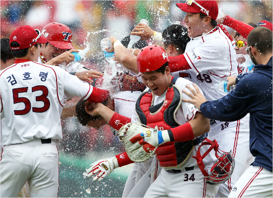'감잡았어'KIA브렛필이17일두산과홈경기에서9회말끝내기안타를날린뒤동료들로부터격한축하를받고있다.(광주=KIA타이거즈)