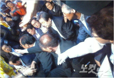 5.18전야제에서항의를받는새누리당김무성대표