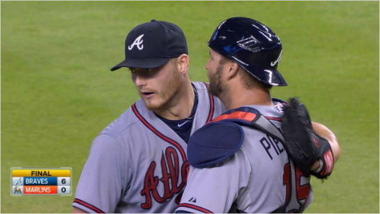 9회2사후노히트를놓친셀비밀러(왼쪽)와포수A.J.피어진스키.(홈페이지영상캡처)