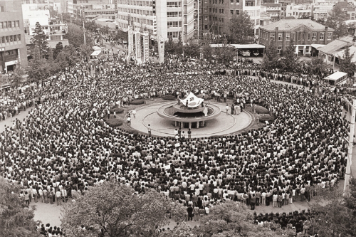 1980년5·18광주민주화운동당시전남도청앞광장분수대를중심으로2만여명의시민과학생들이모여민족민주화대성회를열고있다.(사진=5·18기념재단홈페이지)