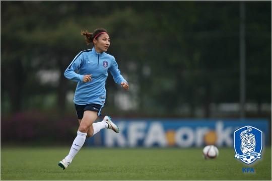 2010년국제축구연맹(FIFA)17세이하여자월드컵에서한국의우승을이끌었던공격수여민지는2015FIFA여자월드컵을앞두고남자고교팀과연습경기도중무릎인대파열부상을당해출전이무산됐다.(자료사진=대한축구협회)