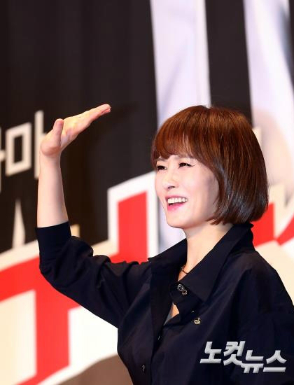 배우김선아가18일오후서울영등포구여의도동63컨벤션센터그랜드볼룸에서열린KBS2TV새수목드라마'복면검사'(연출전산,극본최진원)제작발표회에서포즈를취하고있다.(사진=윤성호기자)