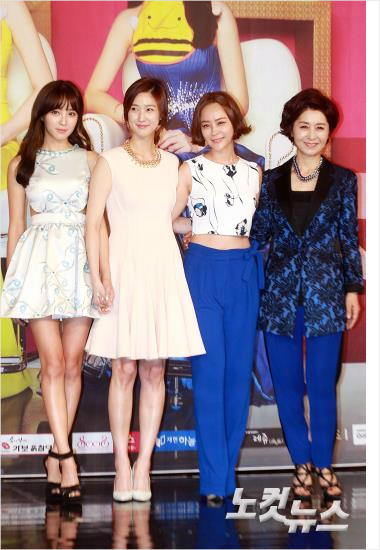 18일오후상암동MBC에서열린'딱너같은딸'제작발표회에정혜성,이수경,우희진,김혜옥(좌측부터)이포즈를취하고있다.사진=윤창원기자