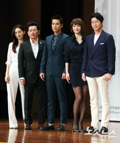 18일오후서울영등포구여의도동63컨벤션센터그랜드볼룸에서열린KBS2TV새수목드라마'복면검사'(연출전산,극본최진원)제작발표회에서주연배우들이포즈를취하고있다.왼쪽부터황선희,전광렬,주상욱,김선아,엄기준.(사진=윤성호기자)