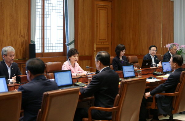 ▲박근혜대통령우측에조윤선정무수석이있다.(사진=청와대홈페이지)