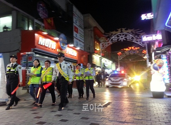 ▲외국인명예경찰대합동범죄예방캠페인을펼치고있다.(사진제공=경남경찰청)