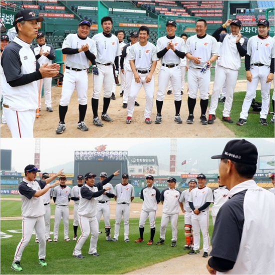 '감독님,저희재롱오래보셔야죠'스승의날인지난15일경기에앞서김성근감독이선수단이마련한감사의춤을지켜보는등즐거운시간을보내는모습.(자료사진=한화)