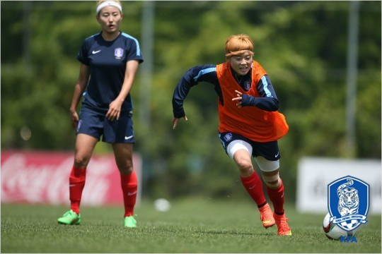 전가을(오른쪽)은작은체구에도빠른스피드를활용한돌파로12년만에월드컵무대를밟는한국여자축구의공격을이끌든든한버팀목이다.(자료사진=대한축구협회)