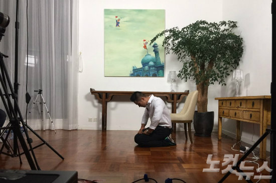 홍콩의모처에서인터뷰를시작한유승준이무릎을꿇고사과했다.(사진=CBS노컷뉴스유연석기자)