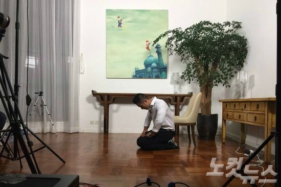 홍콩의모처에서인터뷰를시작한유승준이무릎을꿇고사과했다.(사진=유연석기자)