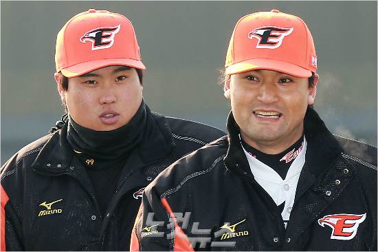 '찬호형,MLB는정말다르네요'지난2012시즌때대선배박찬호(오른쪽)와한화에서함께뛰었던때의류현진.(자료사진=황진환기자)