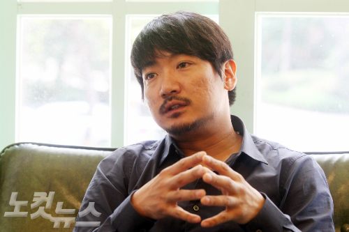 영화'산다'에서감독과주연을맡은박정범감독이20일서울상수동한카페에서CBS노컷뉴스와인터뷰를갖고있다.(사진=황진환기자)
