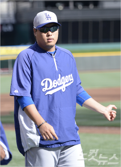 '기왕결정된거잘하고올게요'22일관절경수술을통해왼어깨이상에대한근본적문제해결에들어가는류현진.이후10개월정도재활이예상된다.(자료사진)