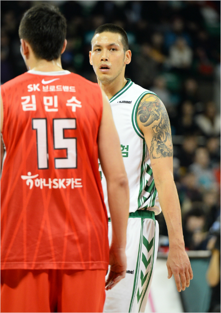 이승준(사진오른쪽)과김민수가프로농구서울SK에서한솥밥을먹게됐다(사진제공/KBL)