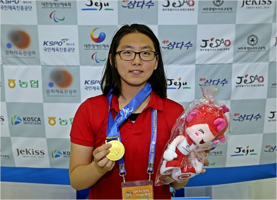 지난해열다섯어린나이에최연소국가대표로뽑혀인천장애인아시안게임에서2관왕을차지한지적장애수영선수강정은은2016년리우패럴림픽에서세계적인기량의선수들과겨루는것이꿈이다.(자료사진=대한장애인체육회)