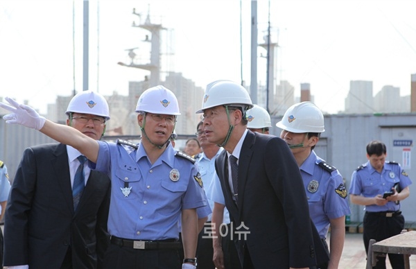 ▲홍익태해양경비안전본부장과조용명정비창장이수리현장을점검하고있다.(사진제공=해양경비안전정비창)