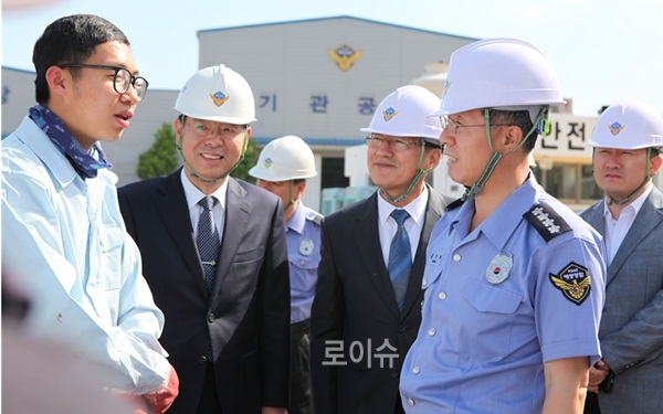 ▲홍익태해양경비안전본부장(사진우측)과조용명정비창장이수리함정직원을격려하고있다.