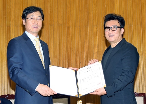 ▲한국해양대박한일총장이윤제균감독(오른쪽)에게명예선장증을수여하고기념촬영을하고있다.(사진제공=한국해양대학교)