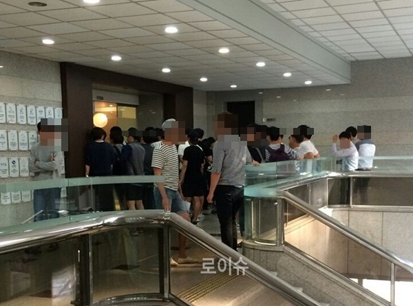 ▲학과통폐합에반대하는학생들이본부를점거하고있는모습.(사진제공=대구대공대위)