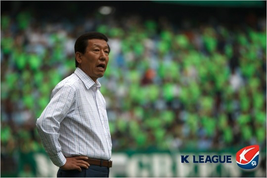 반드시승리가필요한베이징궈안(중국)과아시아축구연맹(AFC)챔피언스리그16강2차전원정경기를앞두고여러주전선수에게휴식을주려던최강희감독의계획은전반6분만에한교원이퇴장당하며무산됐다.(자료사진=한국프로축구연맹)