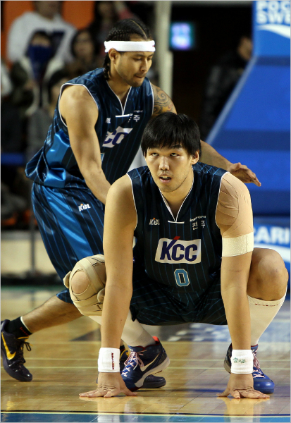전태풍(사진왼쪽)과하승진이전주KCC에서다시만났다(사진/KBL)