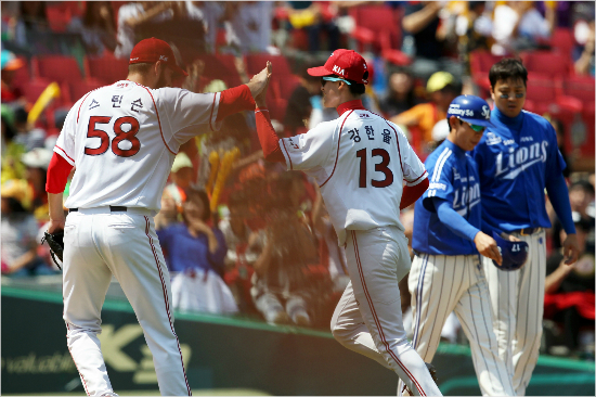 24일삼성과홈경기에서KIA스틴슨(왼쪽부터)이5회병살플레이를펼친유격수강한울과하이파이브를하는모습.오른쪽은삼성김재걸코치와채태인.(자료사진=KIA)