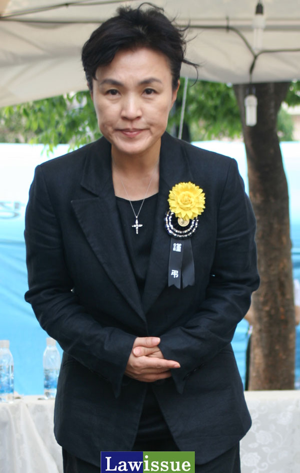 ▲강금실전법무부장관이서울역광장에설치된분향소에서조문객들의조문에맞춰조의를표하고있다.