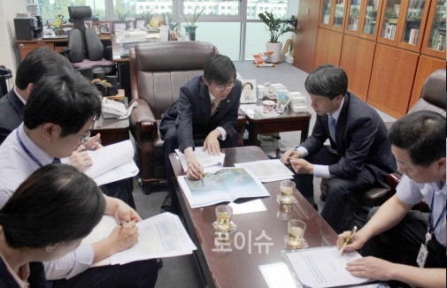 ▲조경태의원이부산사하구감천항주변환경개선에힘써줄것을요청하고있다.(사진제공=조경태의원실)