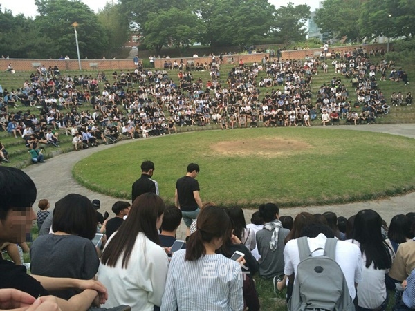 ▲22일대구대학교노천광장에서학생2000여명이모인구조조정관련학생총회가열리고있다.(사진제공=대구대공대위)